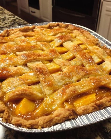 Peach Cobbler Pie, Homemade Peach Cobbler, Grandma Cooking, Comfort Food Southern, Peach Cobbler Recipe, Canned Peaches, Grandmas Recipes, Peach Pie, Creamy Desserts