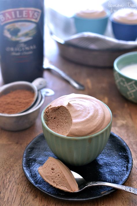 Bailey's Chocolate Mousse - deliciously light but so decadent! Baileys Chocolate Mousse, Pudding Recept, Baileys Dessert, Mousse Dolce, Baileys Recipes, Dessert Mousse, Mousse Dessert, Baileys Irish, Baileys Irish Cream