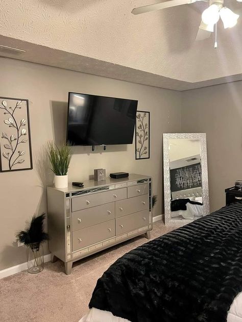 Bedroom Looks Modern, Bedroom Ideas Grown Woman, Dark Gray And Black Bedroom, Simple Bedroom Ideas For Women, 23 Year Old Room Decor, Bed Rooms Ideas Black, Vanity Mirror In Bedroom, Women’s Room Decor, Boujee Bedroom Ideas Modern