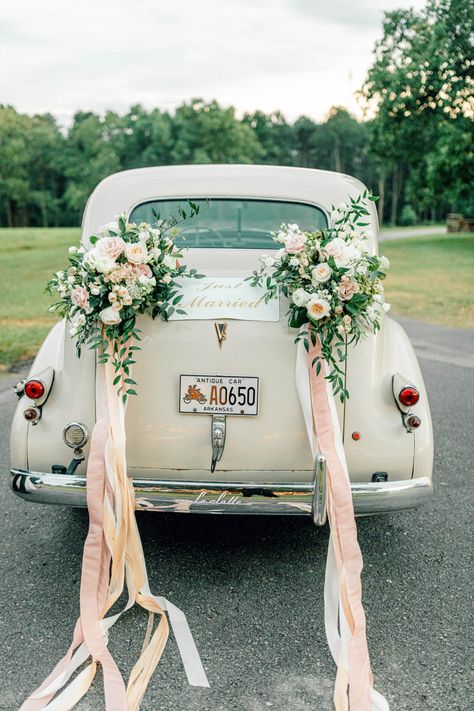 Wedding Car Deco, Rustic Country Wedding Decorations, Wedding Getaway Car, Just Married Car, Bridal Car, Vintage Car Wedding, Wedding Color Combinations, Wedding Car Decorations, Country Wedding Decorations