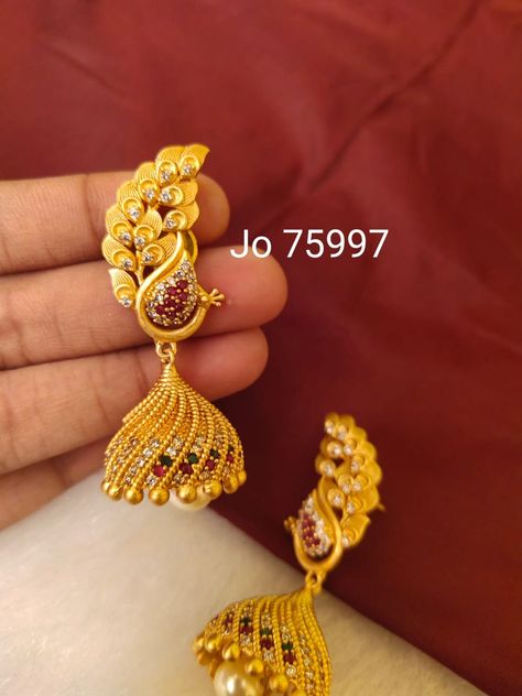 Naari Accessories, Jhumka Design, Gold Jewelry Prom, Gold Earrings For Kids, Unique Gold Jewelry Designs, Gold Jhumka, Gold Jewels Design, New Gold Jewellery Designs, Gold Jewelry Outfits