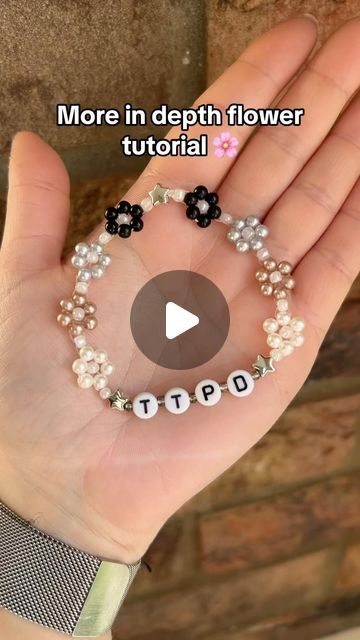 Beaded Jewelry Flower Tutorial, How To Make A Flower Friendship Bracelet, How To Make Flowers In Bracelets, How To Make The Flower Bracelet, Craft Ideas Bracelets, Bead Bracelet Flower Tutorial, Friendship Bracelets Tutorial With Beads, How To Make A Flower On A Bracelet, Friendship Bracelet Taylor Swift Tutorial