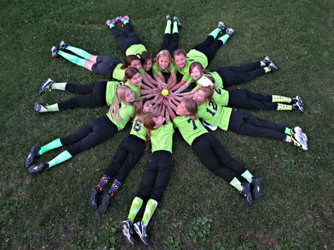 Cute team pic! My team did something kinda like that! Team Picture Ideas, Softball Team Photos, Softball Poses, Softball Team Pictures, Softball Pictures Poses, Softball Picture, Softball Pics, Softball Photography, Softball Things