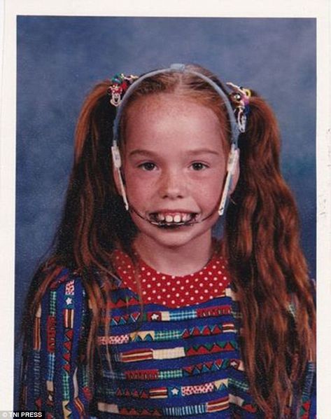 One can only imagine the teasing this young girl endured - but it doesn't appear to have affected her colourful sense of style Vintage Haircuts, Retro Haircut, Diy Halloween Dekoration, Awkward Photos, School Picture, Awkward Family Photos, How To Cut Your Own Hair, High Hair, Bad Photos