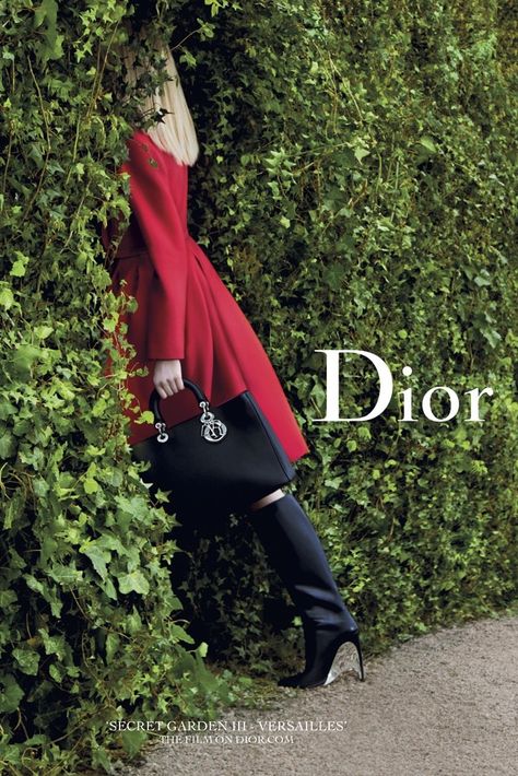 Daria Strokous Poses in Versailles for Diors “Secret Garden” 2014 Campaign Mode Editorials, Campaign Fashion, Moda Retro, Ad Campaigns, Looks Street Style, Dior Couture, Red Coat, Fashion Advertising, Charlize Theron