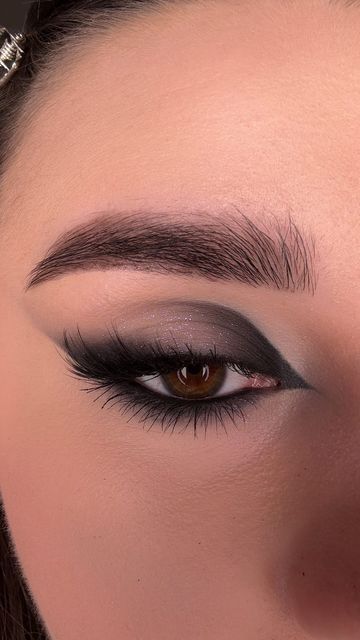 Halloween Black Makeup Looks, Simple Black And Silver Makeup, Black Simple Makeup Looks, Black Make Up Eyes, Elegant Black Makeup, Black Make Up Look, Makeup Looks For Black Outfit, Black Swan Eye Makeup, Smoky Cateye