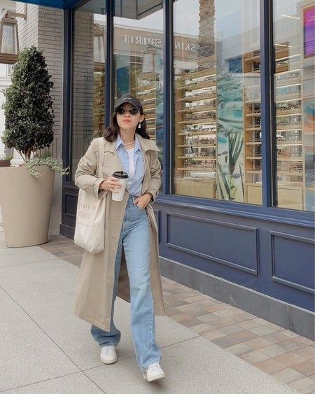 Blue Striped Shirt Outfit Winter, Trench Coat And Jeans Outfit, Blue Shirt Outfit Winter, Levis Shirt Outfit, Jean Coat Style, How To Style Blue Jeans, Blue Striped Blouse Outfit, Blue Trench Coat Outfit, Blue Shirt Women Outfit