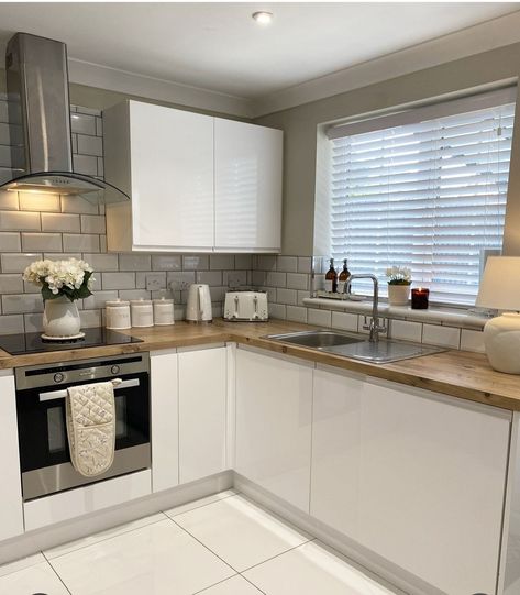 Small White Gloss Kitchen Ideas, Cream Gloss Kitchen Ideas, Smaller Kitchen Ideas, Bellway Homes Kitchens, Small Long Kitchen Ideas, Square Kitchen Ideas, White Gloss Kitchen Ideas, Gloss Kitchen Ideas, Cream Kitchen Ideas