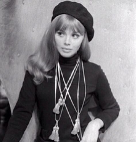 1960s beatnik. Beatniks were characterized by "beards, pony tails, dirty sneakers, and peasant blouses." They often wore all black. 1960s Mod Fashion, 70s Mode, Beatnik Style, Vintage Fashion 1960s, Britt Ekland, Style Année 60, 70s Girl, Anita Ekberg, Ursula Andress