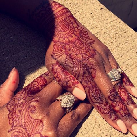 Brown skin with heena ink Brown Henna Tattoo, Hands Images, Nails Sns, Sns Powder, Henna Ink, Brown Henna, Henna Color, Red Henna, Pretty Henna