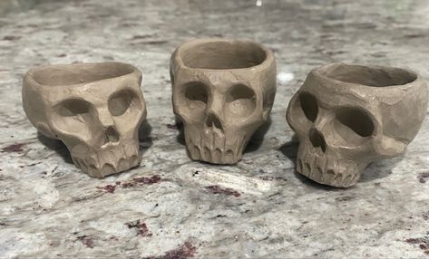 Clay Skull Vase, Skull Ceramic Sculpture, Clay Skull Ashtray, Edgy Clay Art, Skull Bowl Ceramics, Skull Pinch Pot, Skull Out Of Clay, How To Make A Skull Out Of Clay, Creepy Pottery Ideas