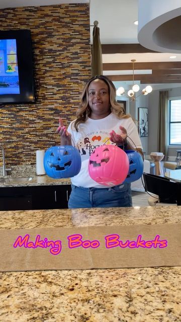 Halloween Buckets Ideas, Bucket Gift Ideas, Halloween Candy Crafts, Bucket Gifts, Boo Gift, Bucket Ideas, Halloween Baskets, Halloween Buckets, Halloween Countdown