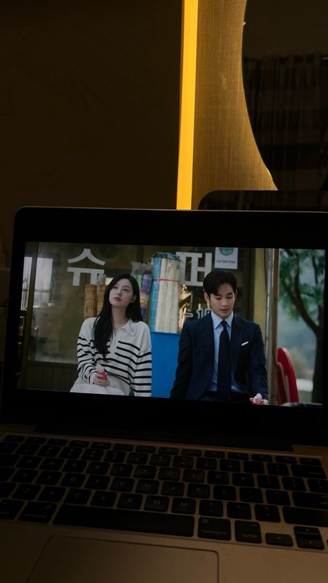 K Drama Watching In Laptop, Watching In Laptop Aesthetic, Kdrama Wallpaper Aesthetic Laptop, Kdrama Aesthetics Laptop, Movie On Laptop Aesthetic, Watching Kdrama In Laptop Aesthetic, Watching Netflix Aesthetic, Drama Wallpaper Aesthetic, Watching Kdrama Aesthetic