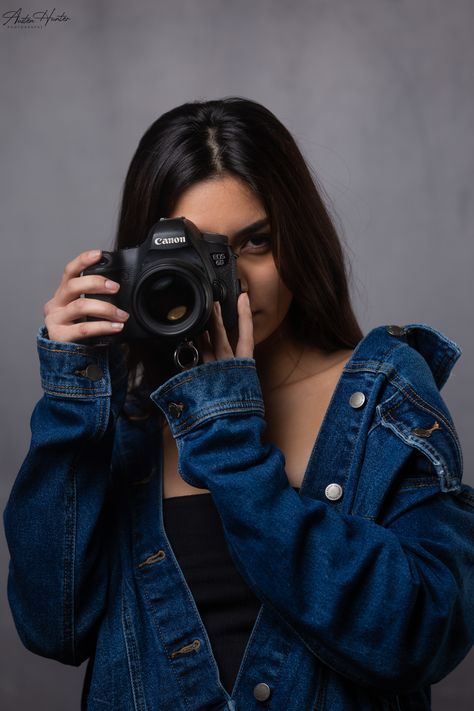 Photo Poses With Camera, Female Photographer Aesthetic, Pose With Camera, Los Angeles Temple, Girl With Camera, Modeling Studio, Photographer Self Portrait, Hunter Photography, Photography Female