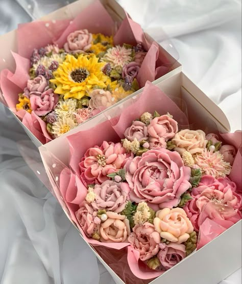 Cupcakes Flowers Bouquet, Buttercream Flower Cupcake Bouquet, Sweet Flowers Bouquet, Buttercream Flower Bouquet, Realistic Buttercream Flowers, Cupcake Floral Bouquet, Bouquet Cupcakes Tutorial, Flower Buttercream Cupcakes, How To Make Cupcake Bouquets