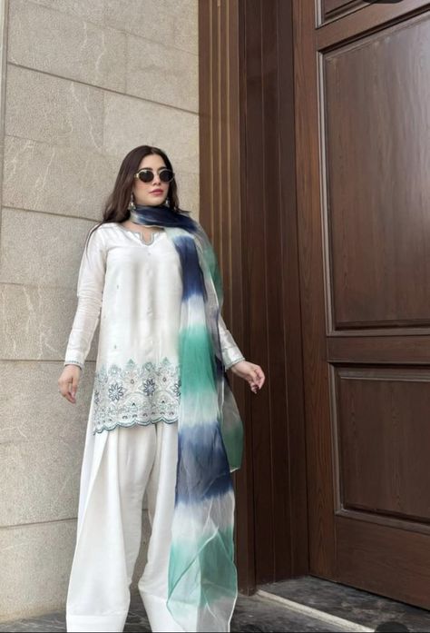 Pakistani Fashion Casual Party Wear, Party Outfit Winter, Elegant Fashion Outfits, Trendy Outfits Indian, Desi Wedding Dresses, Pakistani Suit, Pakistani Wedding Outfits, Casual Indian Fashion, Desi Fashion Casual