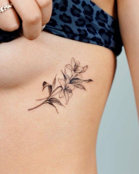 Small Lily Tattoo, Side Body Tattoos, Tattoo Costillas, Lily Tattoo Meaning, Small Rib Tattoos, Lillies Tattoo, Lily Tattoo Design, Artsy Tattoos, Lily Flower Tattoos