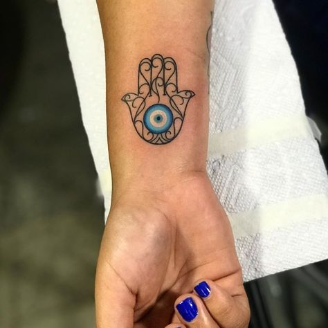 Hamsa Evil Eye Tattoo, Nazar Tattoo Eye, Hamsa Tattoo Meaning, Hand Of Fatima Tattoo, Greek Evil Eye Tattoo, Evil Eye Tattoo Ideas, Small Hamsa Tattoo, Tato Mata, Fatima Hand Tattoo