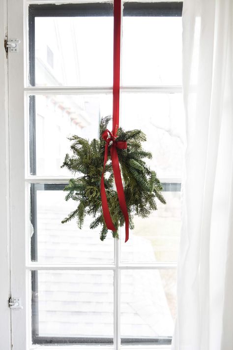 Wreath Inside House, Wreaths On Windows For Christmas, Wreath In Living Room, Christmas Wreath Indoor, Artist Hue, Christmas Wreath Ideas, Christmas Date, Holiday Home Tour, Christmas Decor Inspiration