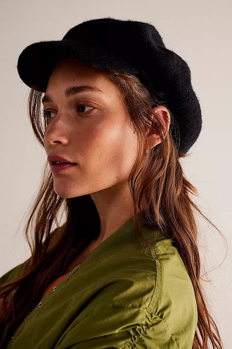 Berets, Pageboy Hats + Lieutenant Caps | Free People How To Style Newsboy Cap, Short Hair Winter Hat, Beret Cap Outfit, News Boy Hat Outfit Women, Outfit With Beret Hat, News Boy Hat Outfit, Hat With Bangs, Newsboy Cap Women Outfit, Hat For Curly Hair