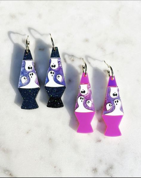 Get ready for Halloween with these glittering lamp earrings featuring a ghost design. Perfect for adding a touch of silliness to your look, these earrings are sure to be a hit at any Halloween party. Witch Earrings Diy, Cute Halloween Earrings, Ghost Lava Lamp, Lamp Earrings, Silly Earrings, Halloween Jewelry Diy, Glitter Lamp, Pink Lamp, Laser Cut Earrings