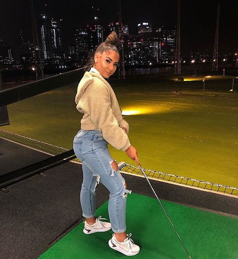 Top Golf Outfit Winter, Top Golf Date Outfit, Top Golf Outfit, Kylie Jenner Outfits Casual, Birkenstock Outfit, Kylie Jenner Outfits, Top Golf, Kendall Jenner Outfits, Jenner Outfits