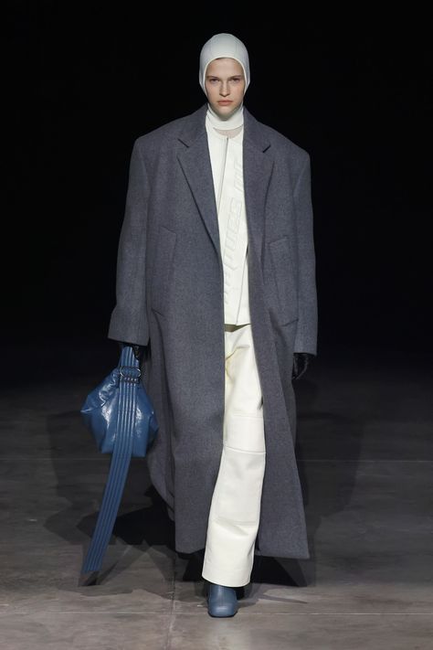 Jil Sander Fashion show, Runway, Ready To Wear, Fall Winter 2023, Milan Fashion Week, Runway Look Coat Runway, Jil Sander Coat, Milan Fashion Week Runway, Fashion Identity, Genderless Fashion, Ready To Wear Fashion, 2023 Ready To Wear, Milano Fashion Week, Europe Fashion