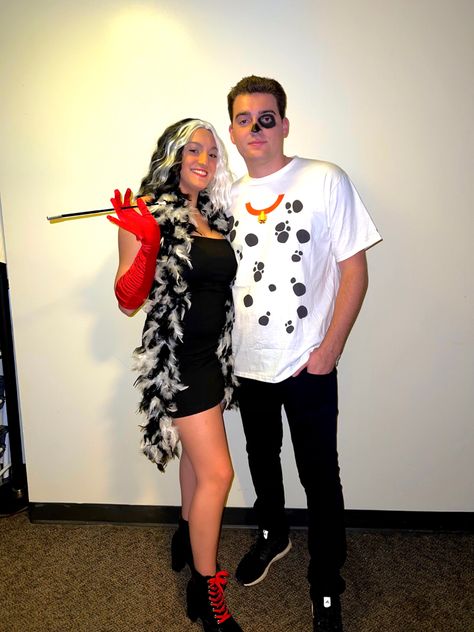 Couplecostume Halloween, Mens Cruella Deville Costume, Cruela Couples Costume, Cute Disney Couple Costumes, Cruella Couple Costume, Cruella Deville Costume Couple, Cruella Deville And Dog Costume, Cruella And Dalmation Costume, Cruella Deville And Jasper Costume