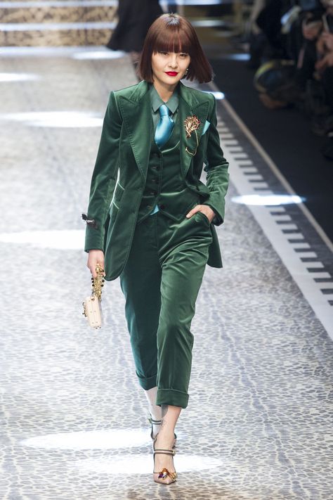 Fall Fashion Coats, Green Suit, Velvet Blazer, Zuhair Murad, Bottle Green, Dolce E Gabbana, Moda Vintage, Fall 2017, Suit Fashion