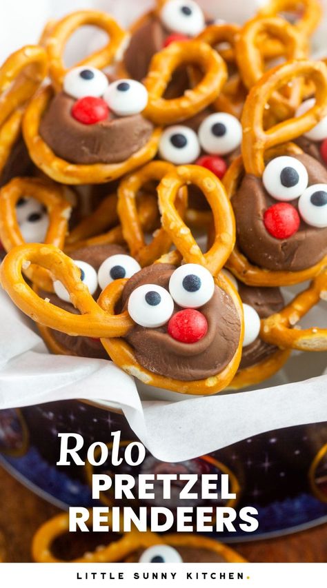 Pretzel Reindeer, Rolo Pretzel Treats, Rolo Pretzel, Recipes Deserts, Rolo Pretzels, Pretzel Bites Recipes, Pretzel Treats, Sunny Kitchen, Reindeer Cookies