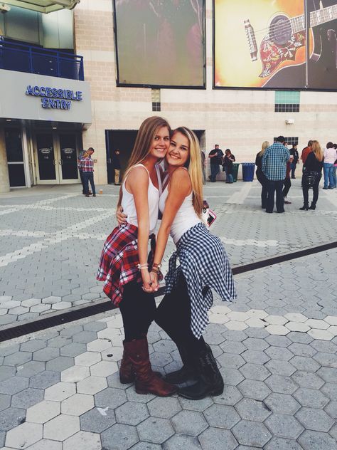 Best friend country concert picture ideas Country Concert Picture Ideas, Singing Pics, Chainsmokers Concert, Concert Picture Ideas, Concert Poses, 5sos Concert, Country Outfit, Bff Poses, Concert Pics