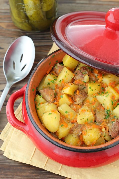 Braised Potatoes Russian, Serbian Potatoes, Russian Lunch Recipes, Romain Recipes, Russian Potato Recipes, Russian Side Dishes, Russian Recipes Dinner, Russian Breakfast Recipes, Russian Dishes Food Recipes