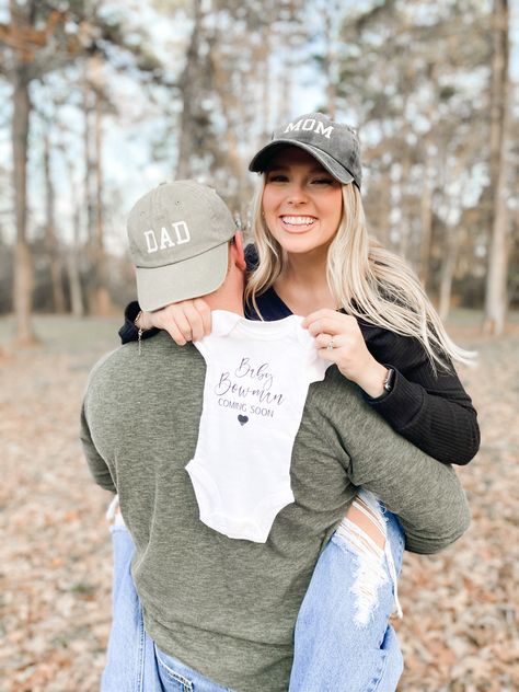 Onesie Gender Reveal Ideas, We’re Expecting Photos, Onsie Announcement Pregnancy, Pregnancy Announcement Ideas Instagram, Mom Dad Hats Pregnancy Announcement, Baby Accouncement Ideas, Baby Announcement To Daddy To Be, Casual Baby Announcement Photo Ideas, Farmer Pregnancy Announcement