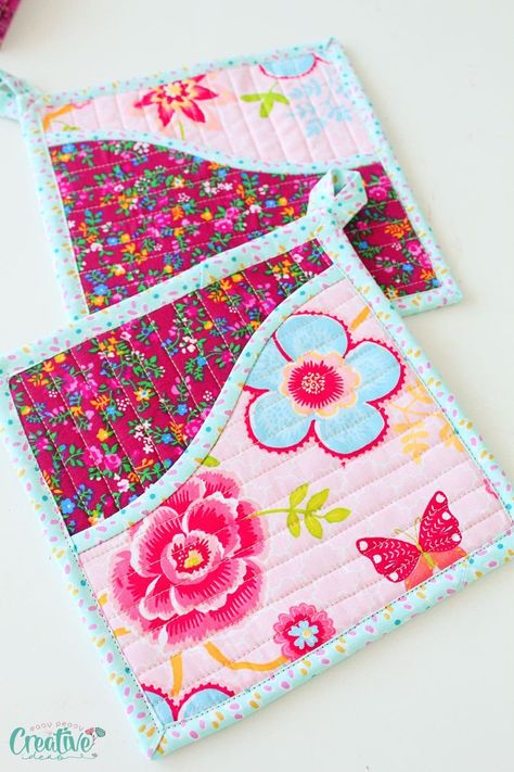 For a fun and quick sewing project, this kitchen pot holders pattern is perfect for you! These cute square potholders are super easy to make! Pot Holder With Pocket Diy, Double Sided Potholders, Pot Holder Patterns Sewing, Pot Holders With Pockets, Pocket Potholder Pattern, Free Quilted Potholder Patterns, Butterfly Potholders Free Pattern, Quilted Potholder Patterns Free, Pot Holder With Pocket