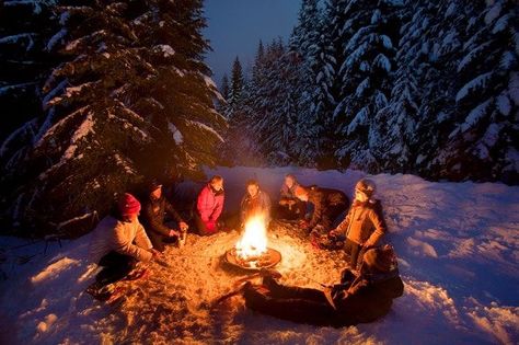 Camp fire in the snow Neuer Wallpaper, Winter Reads, Hygge Life, Hygge Home, Dark Winter, Winter Camping, Winter Party, Winter Fun, Holiday Lights