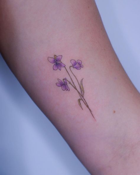 Simple Violet Flower Tattoo, Violet Tattoos, Violet Flower Tattoo, Name Flower Tattoo, Violet Flower Tattoos, Violet Tattoo, Tattoo For Boyfriend, Flower Simple, Flower Tattoo Meanings