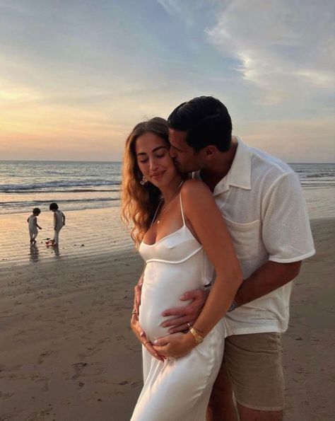 Maternity Shoot Beach, Beach Pregnancy Announcement, Couple Maternity Poses, Cute Couple Aesthetic, Pregnancy Announcement Pictures, Couple Maternity, Pregnancy Announcement Photoshoot, Kenza Zouiten, Cute Pregnancy Pictures