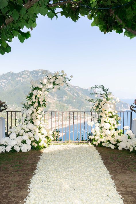 Want to celebrate your wedding in luxury and sophistication? White flowers make for the perfect timeless and elegant altar decorations. Some popular choices include roses, peonies, and orchids. Looking for more decoration inspiration? Visit IG @happy_brides_weddings Dream Altar, Timeless Wedding Ceremony, Flower Altar, Altar Wedding, Weddings In Italy, Amalfi Coast Wedding, Roses Peonies, Wedding Altars, Altar Decorations