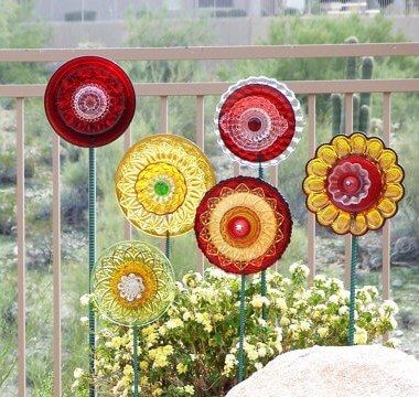 Glass Plate Flowers: Awesome DIY Decorations for Your Garden Plate Flowers Garden, Glassware Garden Art, Small Flower Gardens, Plate Flowers, Glass Garden Flowers, Glass Plate Flowers, Dish Garden, Glass Garden Art, Garden Art Projects