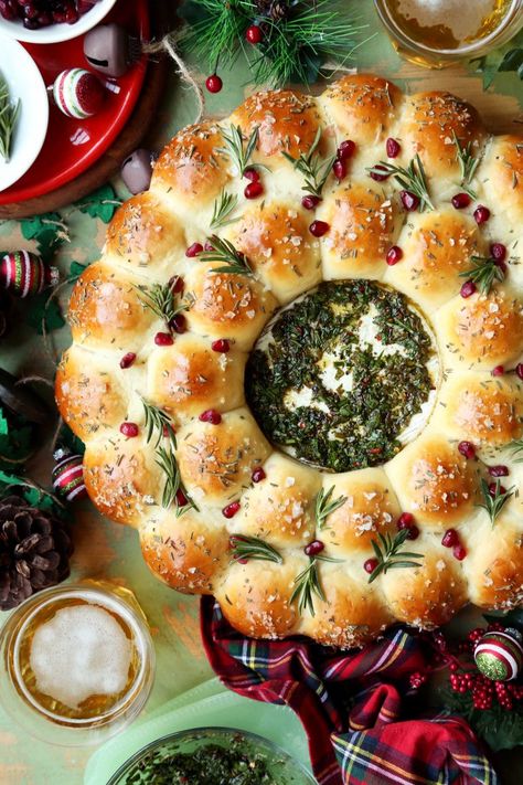 BAKED BRIE AND BREAD WREATH Food Wreath, Bread Christmas, Bread Wreath, Christmas Bread, Christmas Food Dinner, Baked Bread, Baked Brie, Holiday Foods, Christmas Appetizers