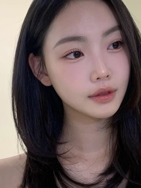 Soft Cool Toned Makeup, Korean Spring Makeup, Korean Soft Glam Makeup, Natural Tone Makeup, Korean Makeup Look Natural, Korean Everyday Makeup, Cool Toned Eyeshadow Looks, Korean Soft Makeup, Natural Elegant Makeup