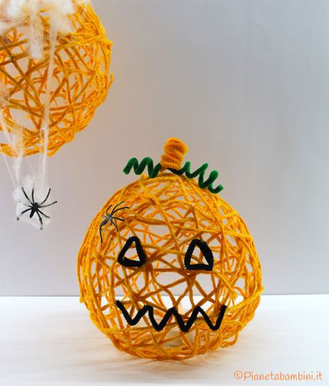 Lavoretto di Halloween zucca con filo e palloncino Halloween Menu, Casa Halloween, Zucca Halloween, Infant Activities, Pumpkin Carving, Happy Halloween, Christmas Bulbs, Lanterns, Origami