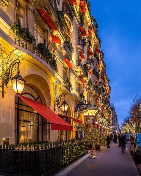 Live Love Paris on Instagram: "Avenue Montaigne, Paris 🎄✨💫 #liveloveparis by @more_original_pics" Avenue Montaigne, Love Paris, Cute Wallpaper Backgrounds, Live Love, Wallpaper Backgrounds, Cute Wallpapers, Voyage, Paris, The Originals