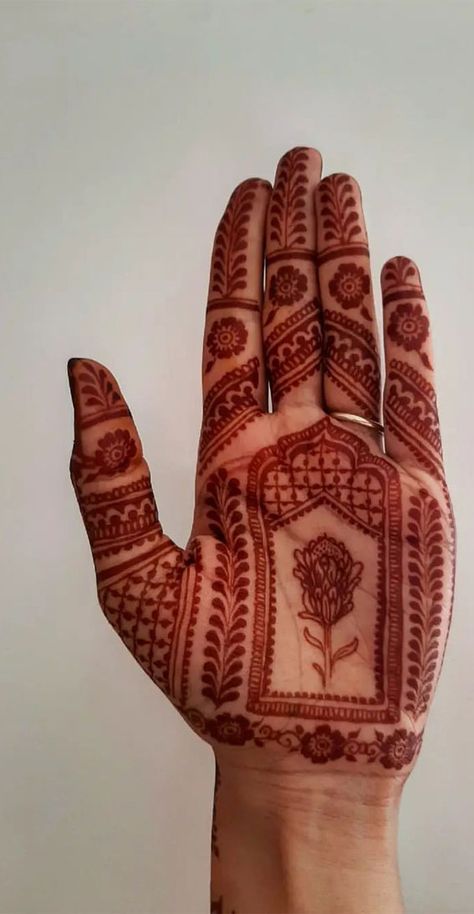 Desi Mehendi Design, Flower Mendhi Design, Modern Mehndi Designs Simple, Minimal Henna Designs Palm, Detailed Henna Designs, Simple Wedding Henna Designs, Mehendi Flower Designs, Henna Wedding Designs, Mehndi Designs Flowers