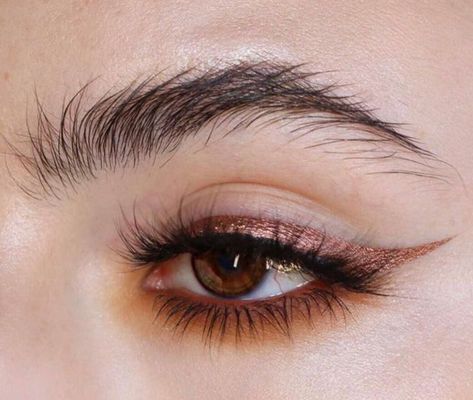 Copper eyeliner Teknik Makeup, Metallic Eyeliner, Eyeliner Tips, Hooded Eye Makeup, Beauty Make-up, Natural Brows, Kesha, Makeup Goals, Gel Eyeliner