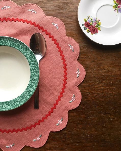 Cloth Placemats Diy, Sewing Placemats, Placemats Ideas, Diy Placemats, Table Clothes, Kitchen Textiles, Table Setting Decor, Candy Hearts, December 26