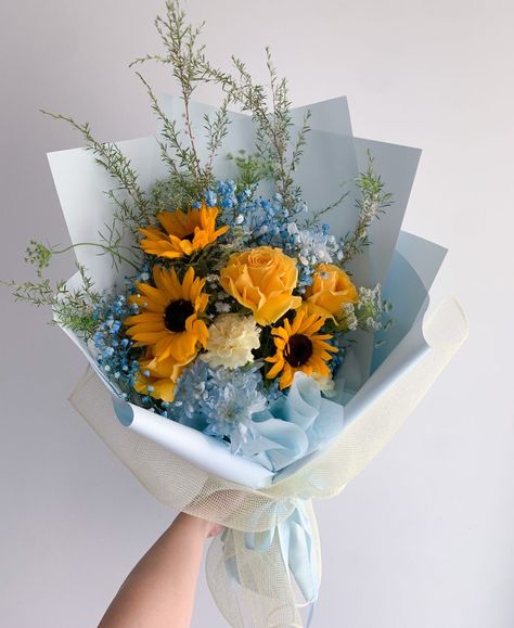 Blue Flowers And Sunflowers, Sky Blue Flower Bouquet, Sunflower Blue Bouquet, Blue And Yellow Flower Arrangements, Sunflower Bouquet Aesthetic, Yellow And Blue Bouquet, Sunflower Bouquet Gift, Sunflower Flower Bouquet, Mix Flower Bouquet