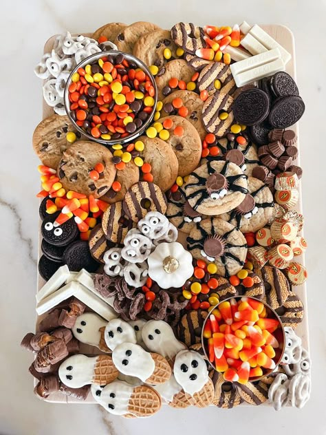 Halloween Candy Board, Aesthetic Halloween Wallpaper, Halloween Sleepover, Candy Board, Halloween Party Treats, Halloween Movie Night, Halloween Party Snacks, Fun Halloween Food, Halloween Food Treats