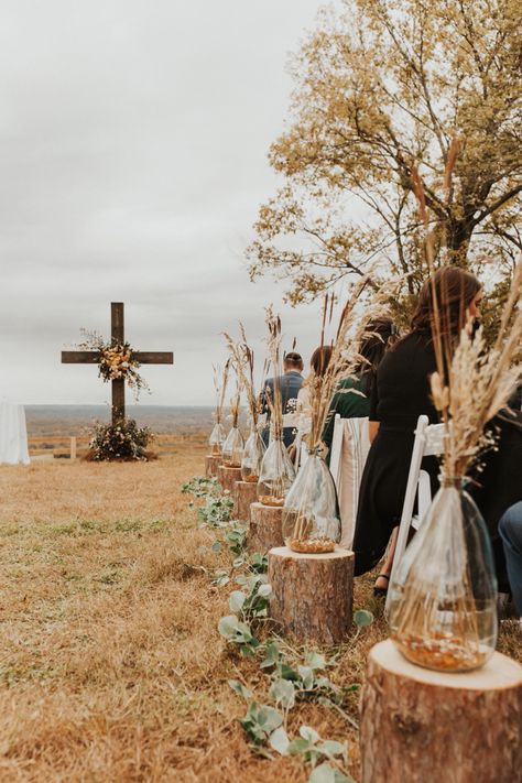 Country Ceremony Decor, Western Weddings Dresses, Fall Field Wedding Ideas, Simple Country Wedding Decorations, Country Style Fall Wedding, Family Farm Wedding Ideas, Fall Farmhouse Wedding Ideas, December Country Wedding, Antler Shed Wedding Decor