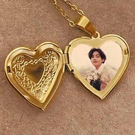 Chain Heart Necklace, Locket Picture Ideas, Taehyung Accessories, Taehyung Jewelry, Heart Locket Aesthetic, Taehyung Necklace, Taehyung Heart, Bts Necklace, Locket Ideas